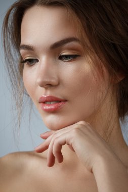 Doğal makyaj ve saç modeli ile güzel kadın