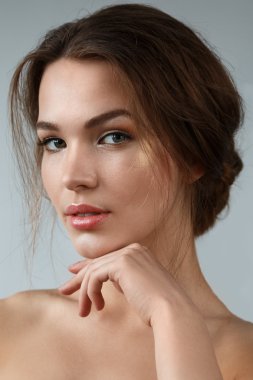 Doğal makyaj ve saç modeli ile güzel kadın