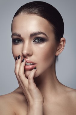 güzel bir kadın ile şık makyaj