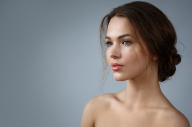 Doğal makyaj ve saç modeli ile güzel kadın