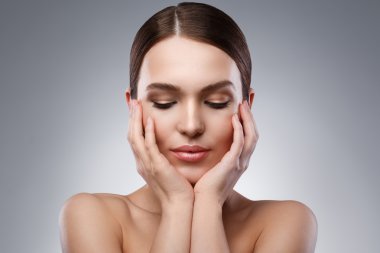 Güzel yüz ve yumuşak deri olan kadın