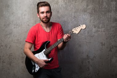 Yakışıklı olan elektro gitar ile