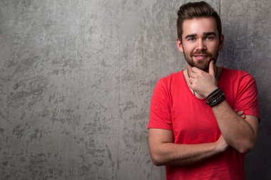 Yakışıklı bir adamın portresi.