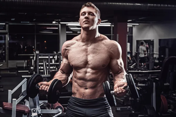 Muscular man with dumbbells — Stock Photo, Image