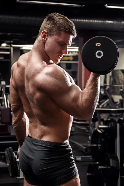 Muž během svého tréninku v tělocvičně — Stock fotografie