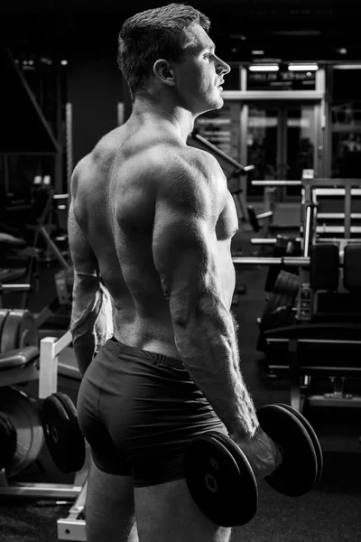 체육관에서 그의 운동 하는 동안 남자 — 스톡 사진