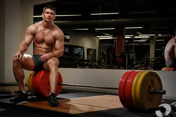 Hombre muscular después del entrenamiento de levantamiento de pesas — Foto de Stock