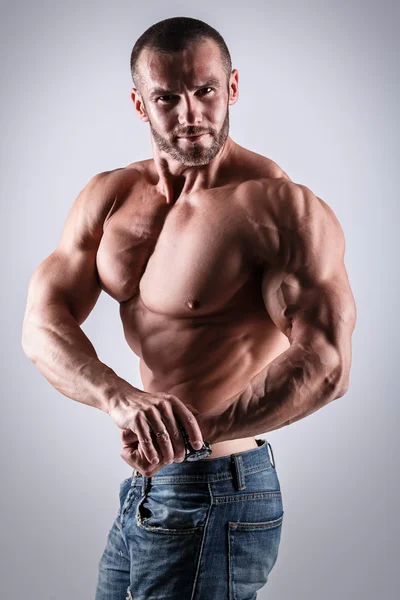 Shirtless 잘생긴 근육 질의 남자 — 스톡 사진