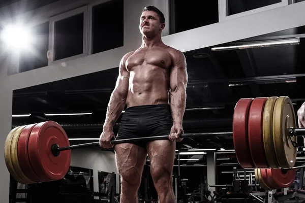 Homem forte fazendo deadlift — Fotografia de Stock