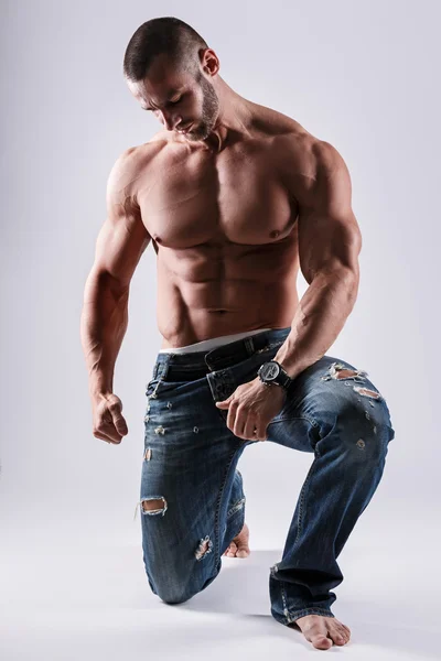 Hemdlos gut aussehender muskulöser Mann — Stockfoto
