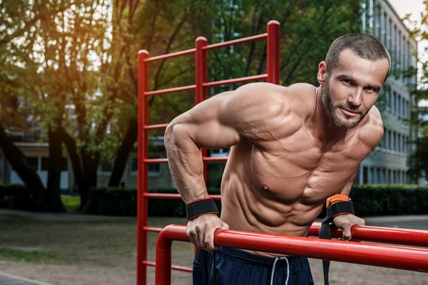 Man workout on the street — Stock Photo, Image