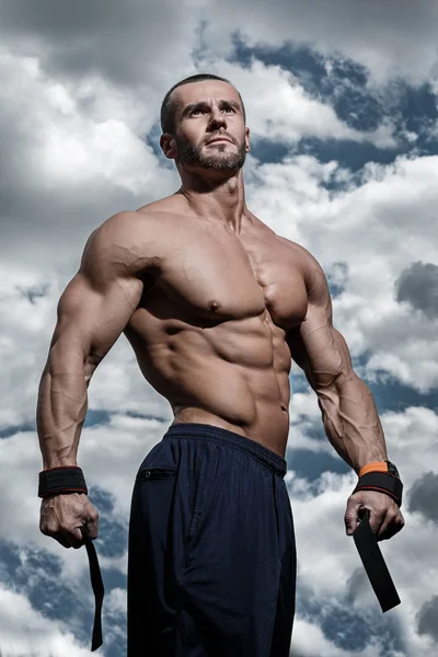 Homem muscular sobre o céu — Fotografia de Stock