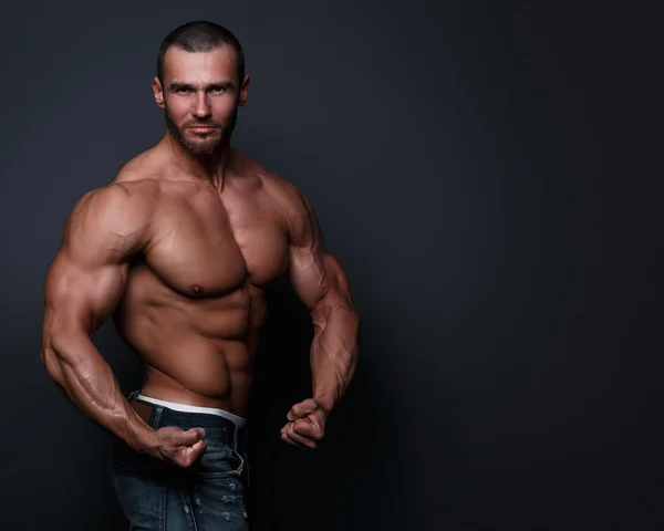 Piękny muskularny mężczyzna — Zdjęcie stockowe