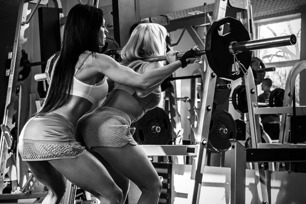 Deux belles filles travaillant dans la salle de gym — Photo