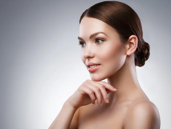 Jeune femme avec beau visage et peau douce — Photo