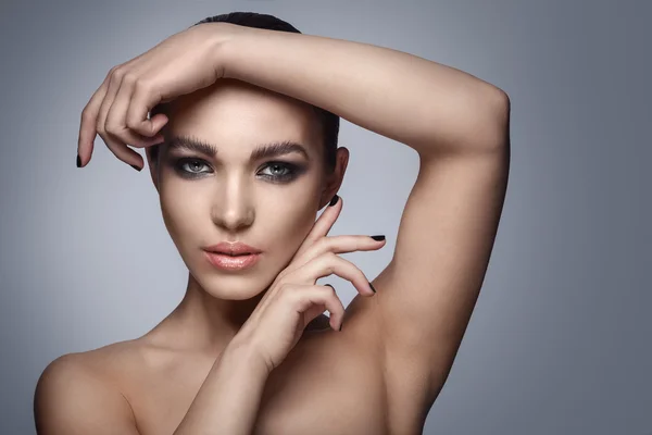 Mulher bonita com maquiagem elegante — Fotografia de Stock