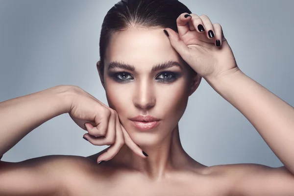 Mulher bonita com maquiagem elegante — Fotografia de Stock