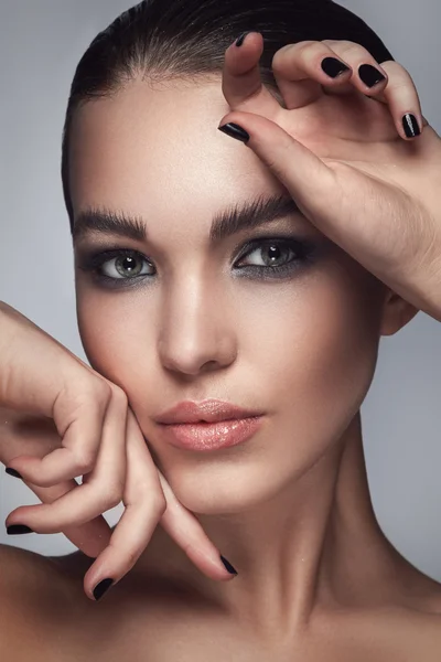 Krásná žena s elegantní make-up — Stock fotografie