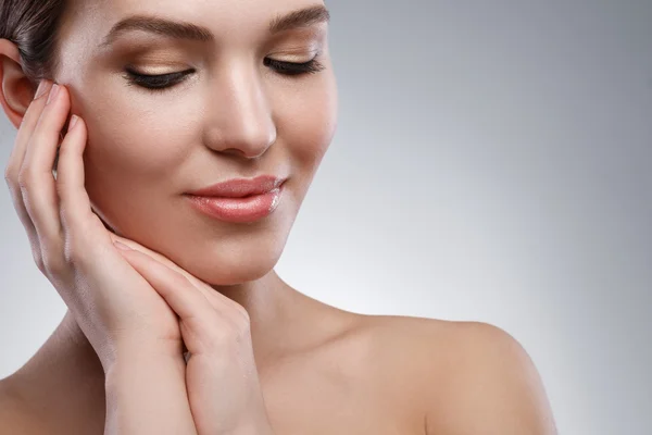 Young woman with beautiful face and soft skin — Stock Photo, Image