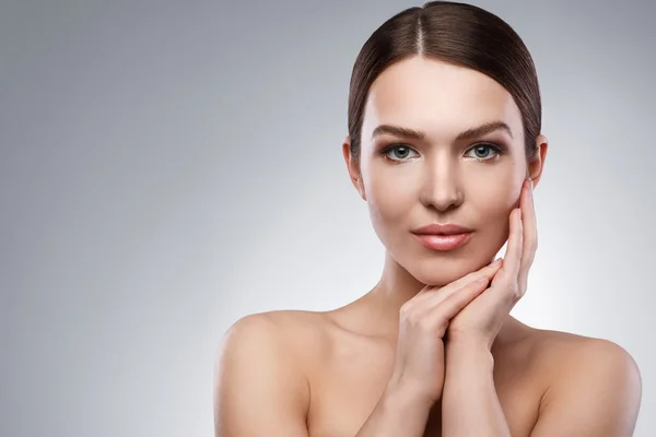 Jonge vrouw met mooi gezicht en zachte huid — Stockfoto