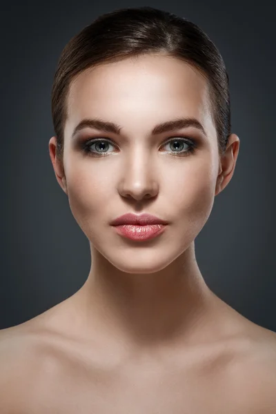 Retrato de una hermosa joven — Foto de Stock