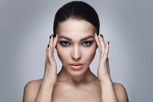 Hermosa mujer con maquillaje elegante — Foto de Stock