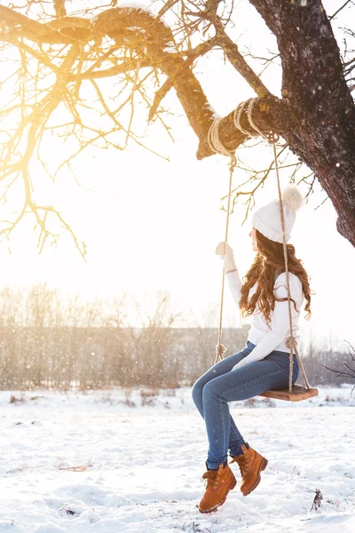 Šťastná dívka a lano swing — Stock fotografie