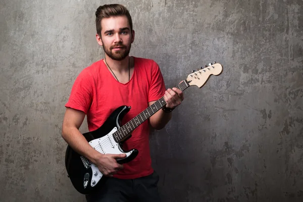 Bonito cara com guitarra elétrica — Fotografia de Stock