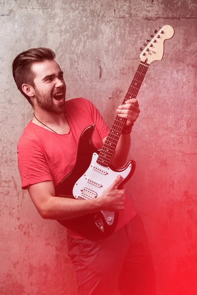 Bonito cara com guitarra elétrica — Fotografia de Stock