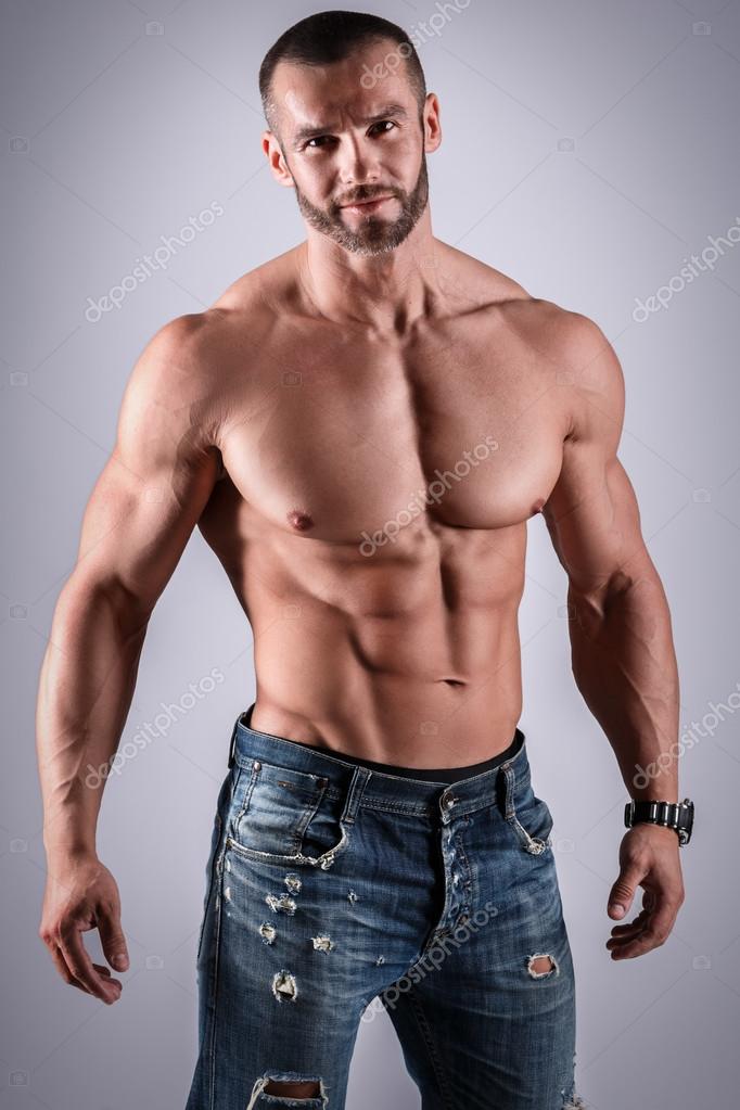 hombre musculoso guapo sin camisa — Fotos de Stock © AY ...