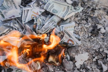 Finansal Kayıpları ve Atıkları Temsil Eden Küller Üzerine ABD Doları Faturaların Yanması.