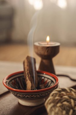 Palo Santo ve Mumları Rahatlama ve Meditasyon İçin Tahta Tepside Yanar.