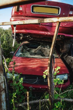 Hurdalıkta hasarlı ve terk edilmiş bir araba yığını..