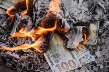 Finansal Kayıpları ve Atıkları Temsil Eden Küller Üzerine ABD Doları Faturaların Yanması.