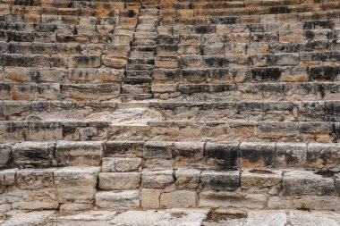 Yıpranmış Adımlı Antik Taş Amfi Tiyatrosu.