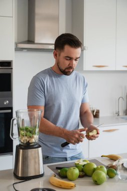 Modern Mutfakta Taze Meyve Smoothie Hazırlayan Adam.