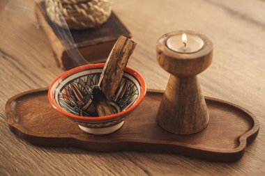 Palo Santo ve Mumları Rahatlama ve Meditasyon İçin Tahta Tepside Yanar.