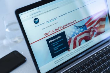 Riga, Letonya - 26 Haziran 2024 - USA.gov web sitesi bir dizüstü bilgisayar ekranında gösterildi.