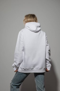 Büyük boy beyaz kapüşonlu bir kadın. Model için boş yeri var..