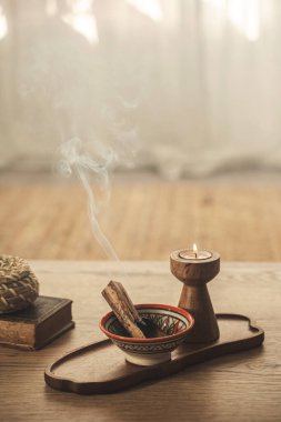Palo Santo ve Mumları Rahatlama ve Meditasyon İçin Tahta Tepside Yanar.