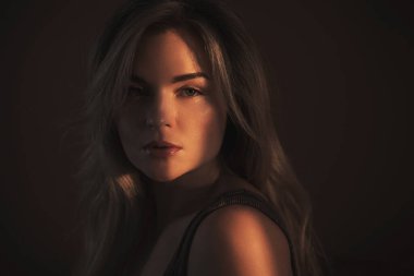 Sıcak Gölge Işığındaki Kadın Sanatsal Portresi Yoğun Bakışlı.