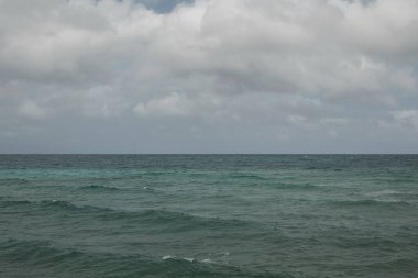 Nazik Dalgalarla Bulutlu Okyanus Ufku