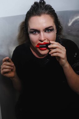 Suyun içinde lekeli kırmızı ruju olan Güzel Kadın Portresi.