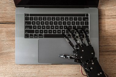 Dizüstü bilgisayarda robot el yazısı, yapay zeka ve otomasyon kavramı. .