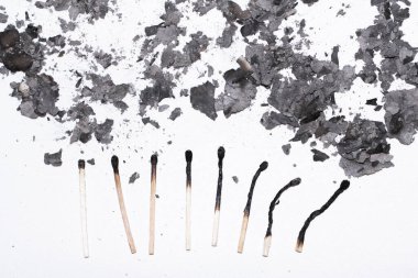 Beyaz Yüzeyde Yanık Kibrit ve Küller.