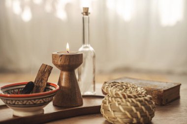 Palo Santo ve Mumları Rahatlama ve Meditasyon İçin Tahta Tepside Yanar.