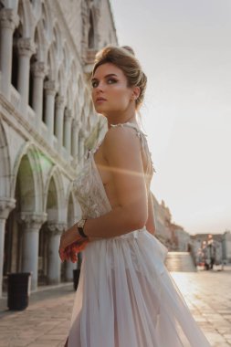 St. Marks Meydanı, Venedik 'te Beyaz Elbiseli Kadın Pozisyonu