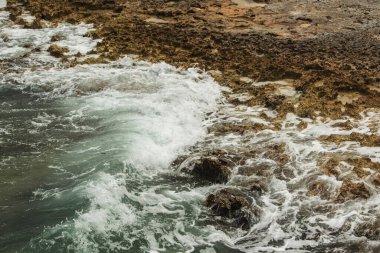 Kayalık sahil karşı çökmesini dalgalar.