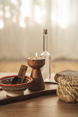 Palo Santo ve Mumları Rahatlama ve Meditasyon İçin Tahta Tepside Yanar.