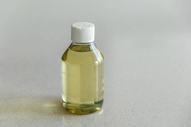 Işık Tezgahı Yüzeyinde Plastik Yağ Şişesini Temizle.